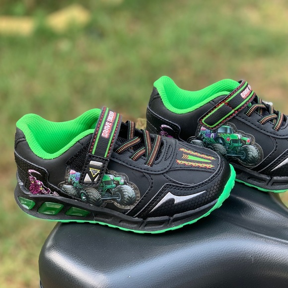 Monster Jam Grave Digger Toddler Boy Light Up Shoe - Picture 8 of 10